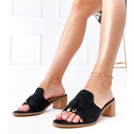 Flip -flops pretos no ornamento de Breeld 1