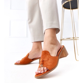 Flip -flops marrons no ornamento de bétula castanho 2