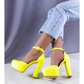 Bombas de neon amarelo em um post de alta alegria 1