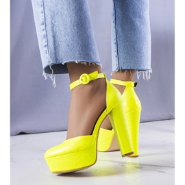 Bombas de neon amarelo em um post de alta alegria 2