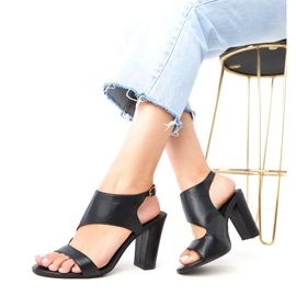 Sandálias pretas no poste presas com cubos de Sergida preto 2