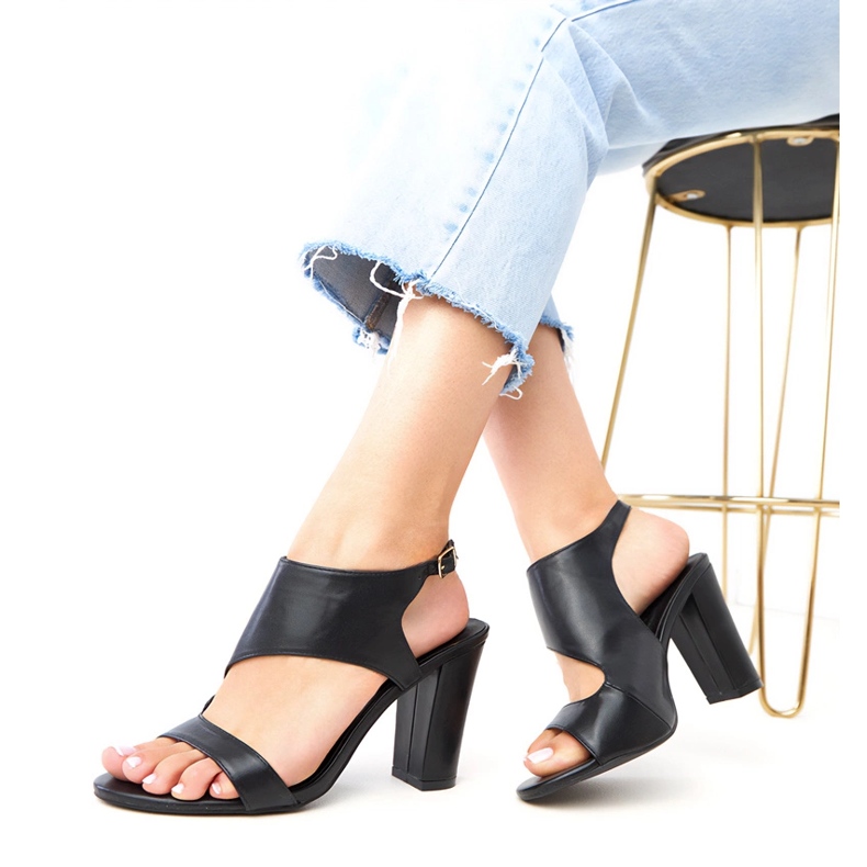 Sandálias pretas no poste presas com cubos de Sergida preto 2 Sandálias pretas no poste presas com cubos de Sergida preto 2