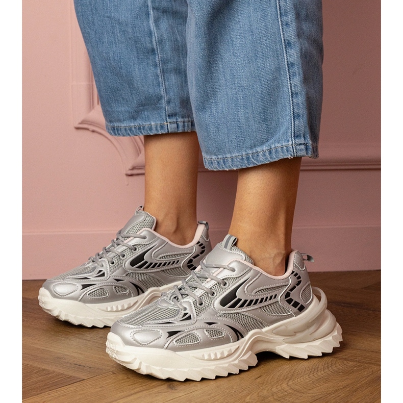 Tênis de esportes de prata em uma sola elegante 1