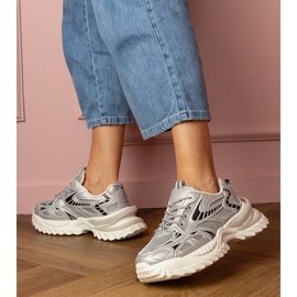 Tênis de esportes de prata em uma sola elegante 2