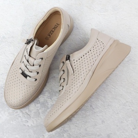 Sapatos de couro feminino perfurados nas cunhas bege vinceza 79565 1