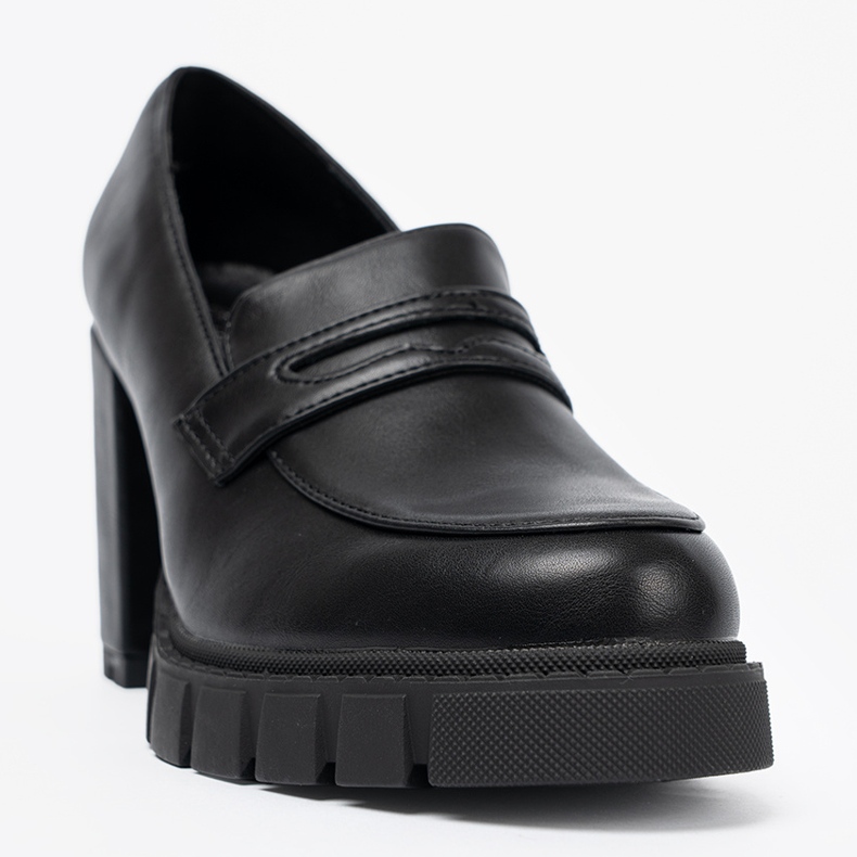 Shelvt Black Aways em um post com uma sola caçadora preto 1