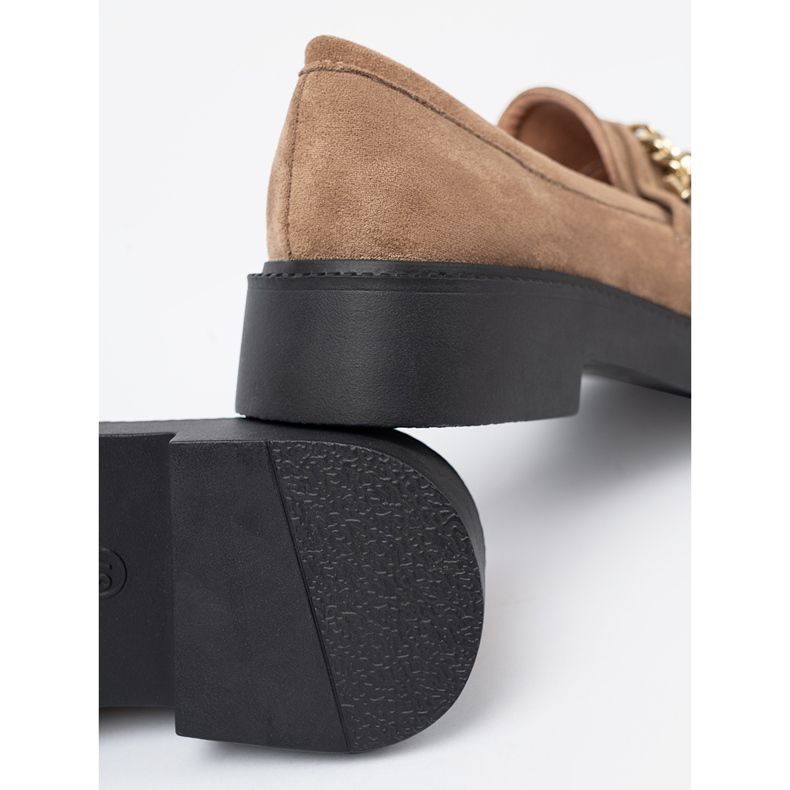 Shelvt Mocas bege com uma corrente de ouro. 1