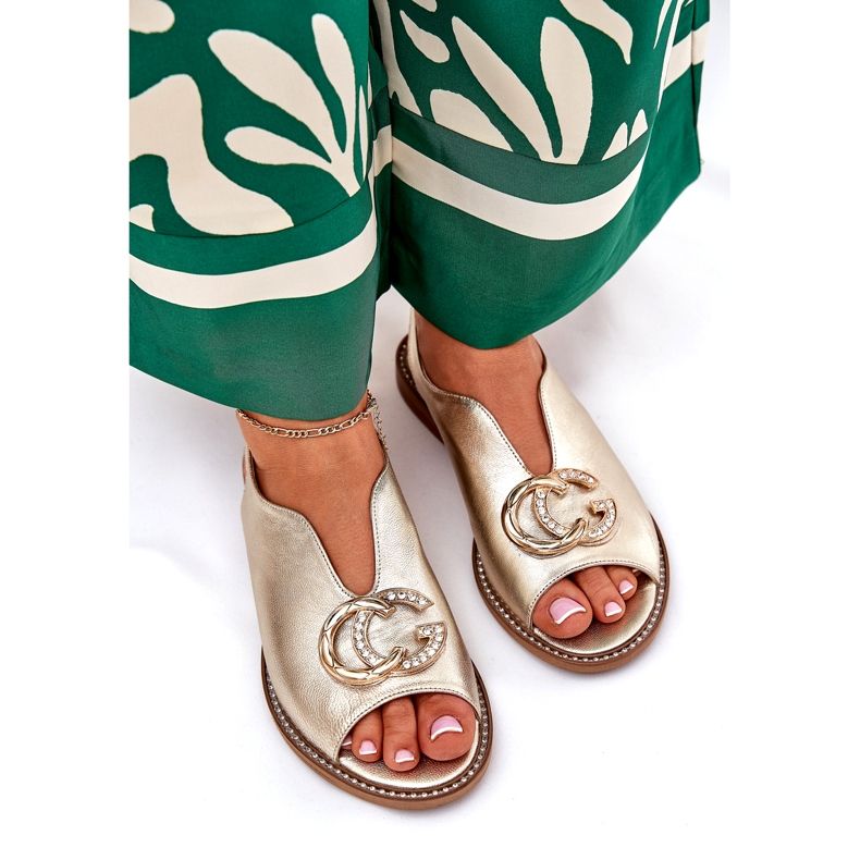 Sandálias de couro lisadas com a decoração de Laura Messi 2865 Zlotys dourado 3
