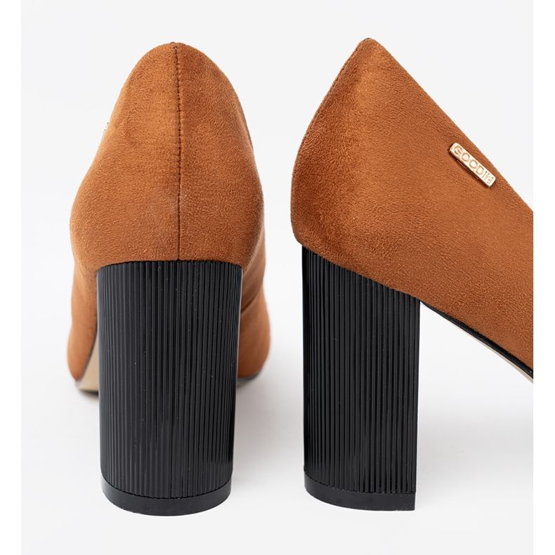 Goodin Bombas marrons claras em um post preto 1