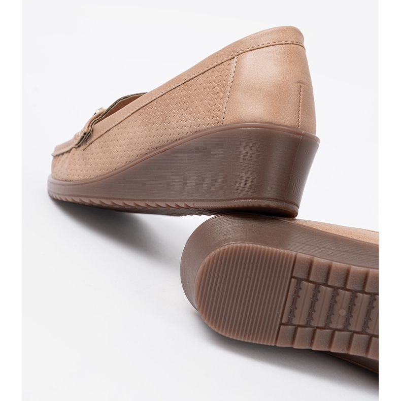 Shelvt Sapatos bege com decoração de ouro 1