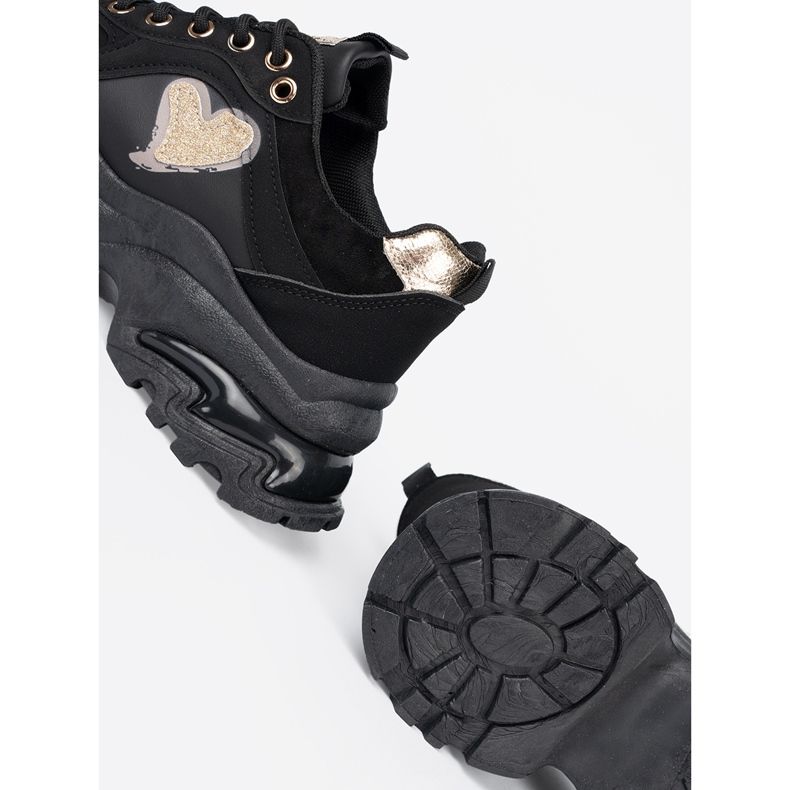 Shelvt Tênis negros com um coração dourado decorativo preto 1