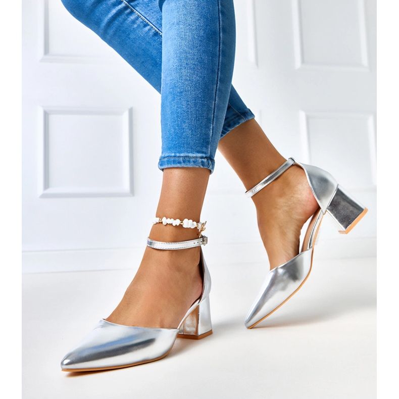 Bombas de prata no posto presas com cubos de Keris 2