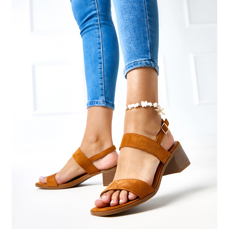 Sandálias marrons no post de Yakota marrom 1