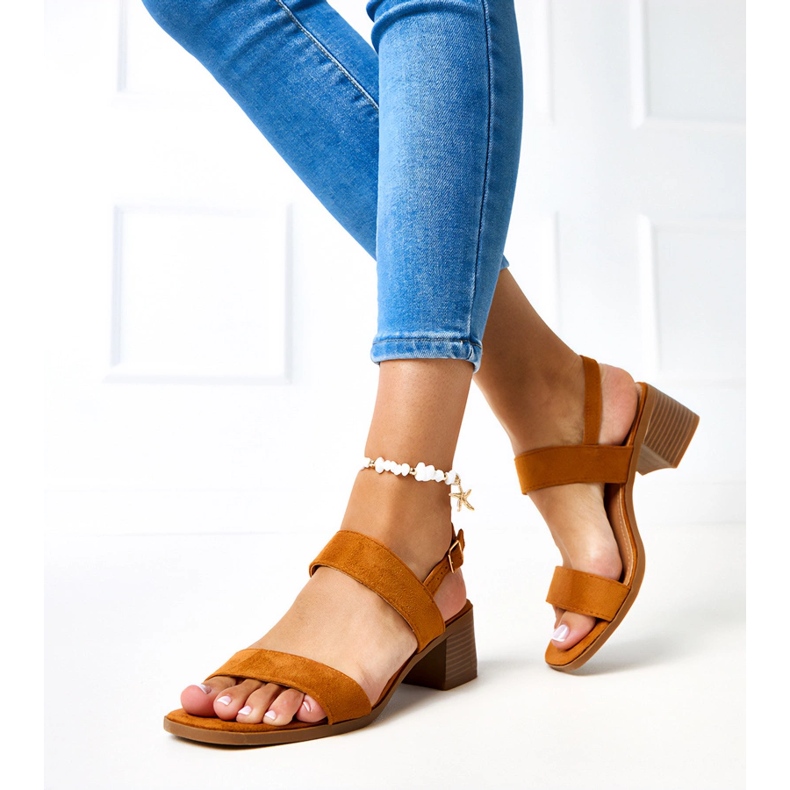 Sandálias marrons no post de Yakota castanho 2