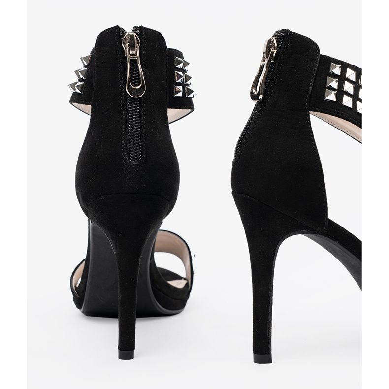 Shelvt Sandálias em um alfinete preto com zircões 1