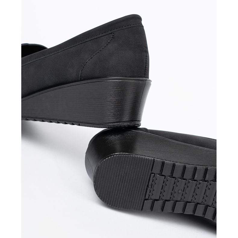 Shelvt Sapatos pretos de cunha com um ornamento 1