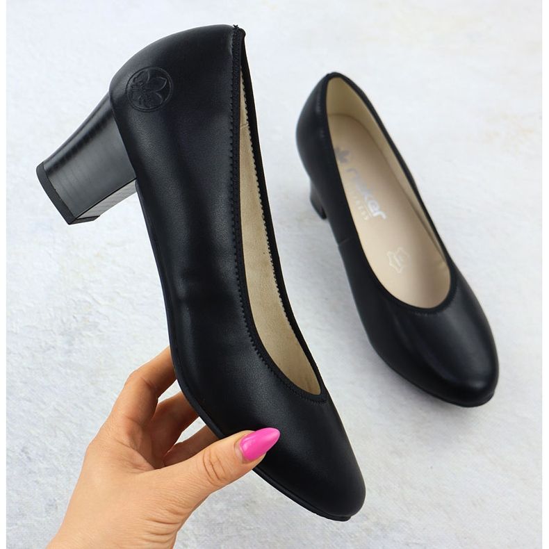 Bombas de couro feminino em um pilar baixo Rieker preto 44650 1