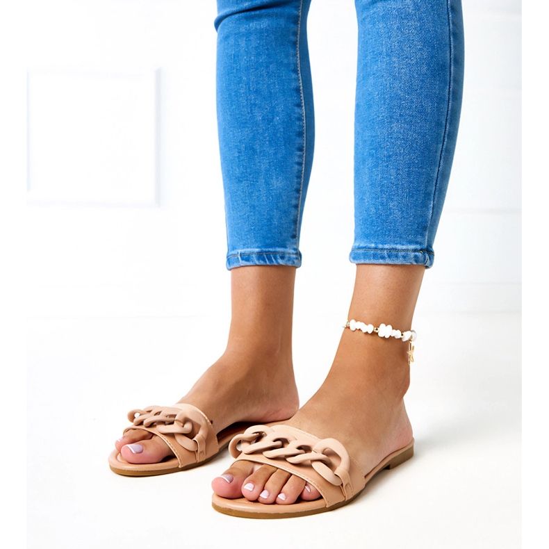 Chinelos marrons com corrente fosca da Aliyan bege 1