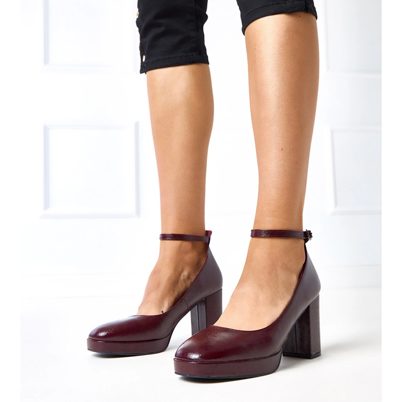 Bombas da Borgonha envernizadas em um enorme post de Batuma vermelho 1