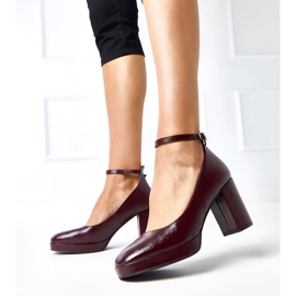 Bombas da Borgonha envernizadas em um enorme post de Batuma vermelho 2