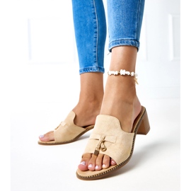 Flip -flops bege no ornamento de bétula 2