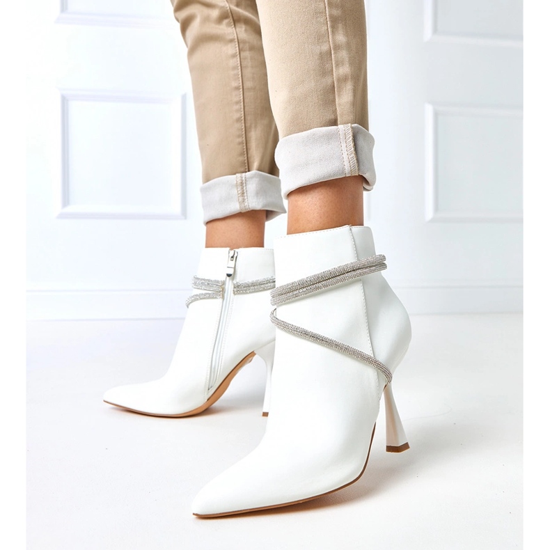 Botas brancas em um salto alto decorado com zircões Fantaro branco 1