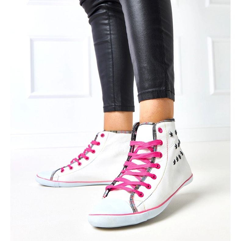 Tênis de tornozelo branco com um padrão geométrico Kalerrt 1