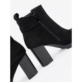 Shelvt Botas pretas no poste com um grampo decorativo preto 1
