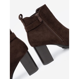 Shelvt Botas marrons escuras no poste com um grampo decorativo 1