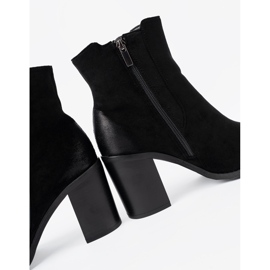 Shelvt Botas de camurça preta em um pilar alto isolado preto 1