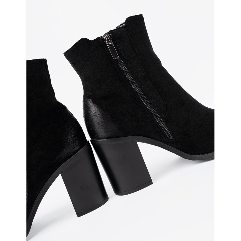 Shelvt Botas de camurça preta em um pilar alto isolado preto 1