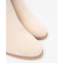 Shelvt Botas bege leves no poste com um grampo decorativo 1