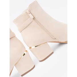 Shelvt Botas bege leves no poste com um grampo decorativo 2