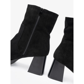Shelvt Botas pretas elegantes em um post estável preto 1
