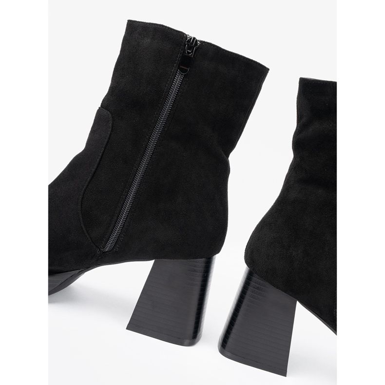 Shelvt Botas pretas elegantes em um post estável preto 1