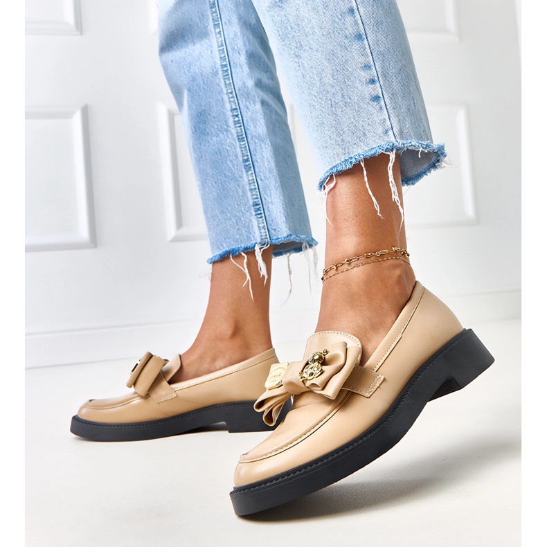 Mocas bege com um arco e teriwa urso 2