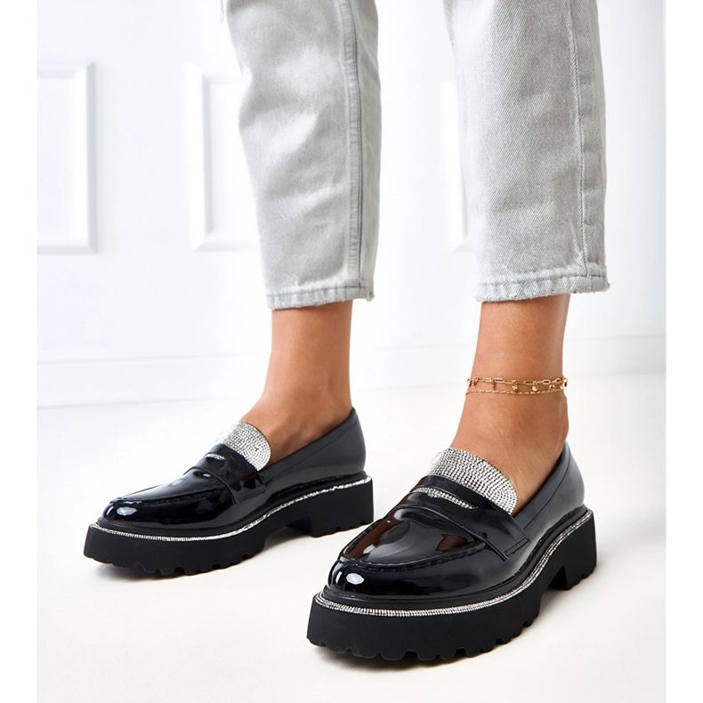 Mocas envernizados pretos decorados com laures zircões 1