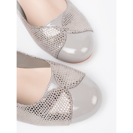 Shelvt Bombas cinzas com uma decoração de prata 1