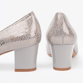 Shelvt Bombas cinzas com uma decoração de prata 2 Shelvt Bombas cinzas com uma decoração de prata 2