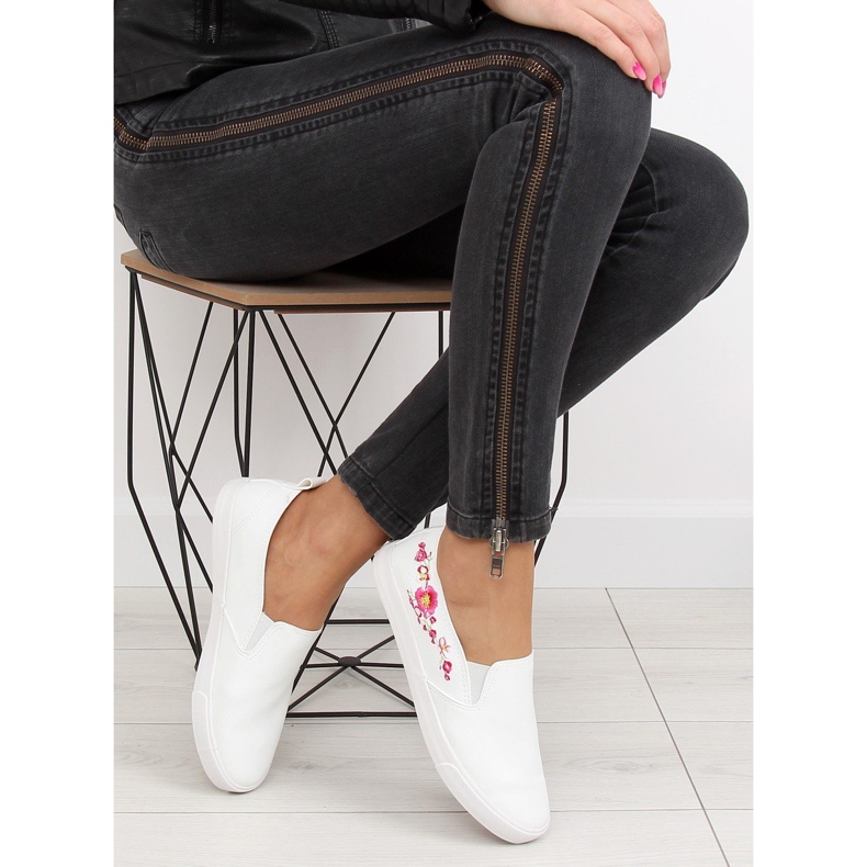 Chinelos com delicado bordado branco g1204a Branco 2