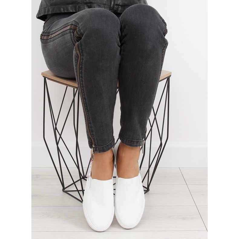 Chinelos com delicado bordado branco g1204a Branco 1