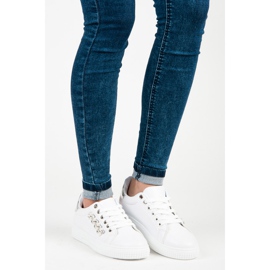 Tênis branco com miçangas 2 Tênis branco com miçangas 2