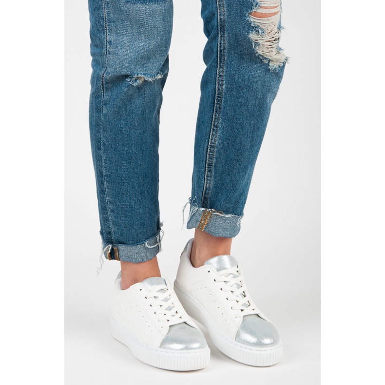 Tênis com estampa de cobra amarrado branco cinza 1