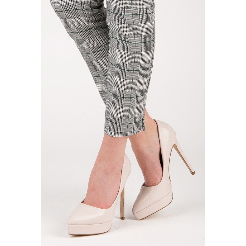 Small Swan Saltos lacados na plataforma castanho 2