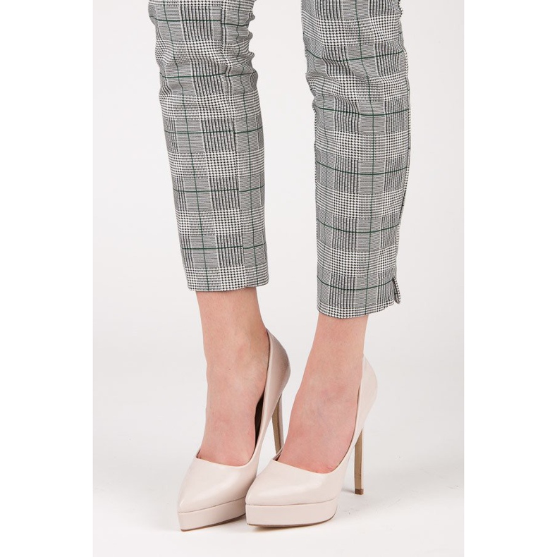 Small Swan Saltos lacados na plataforma marrom 1