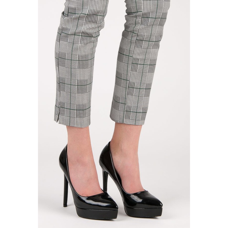 Small Swan Saltos lacados na plataforma preto 1