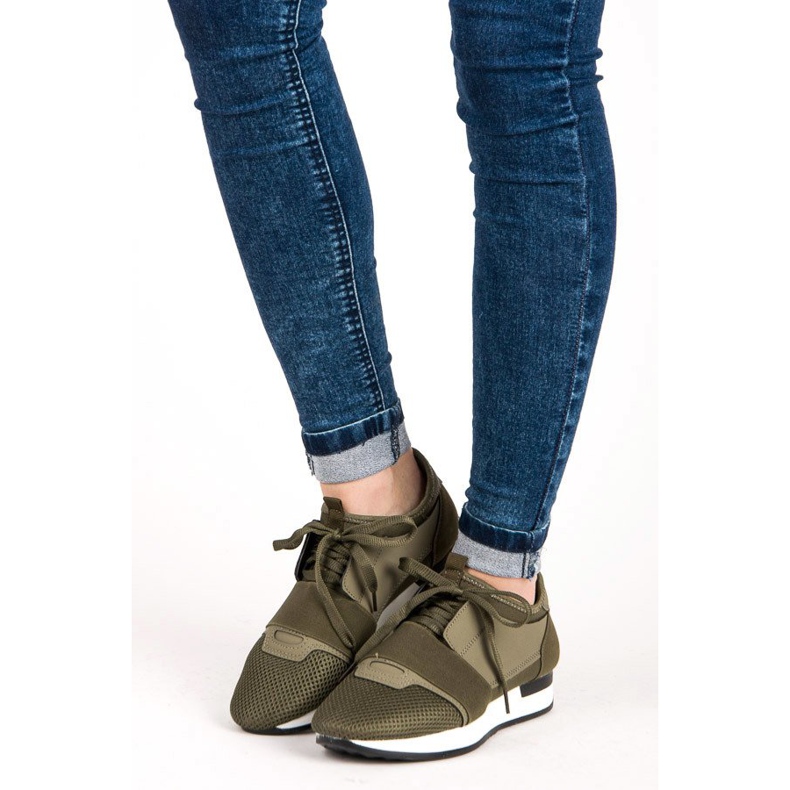 Tênis esportivo com salto verde 2