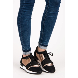 Tênis esportivo com salto preto 1