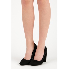 Sapatos de camurça no pilar preto 1