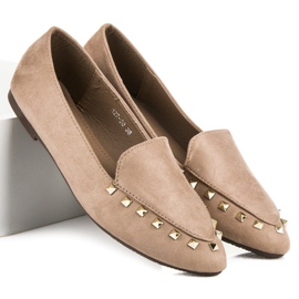 Sapatos de salto com tachas marrom 1